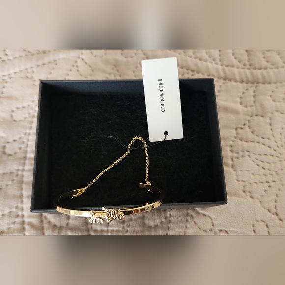 NWT Coach Horse and Carriage Gold Tone Bracelet - Picture 3 of 4